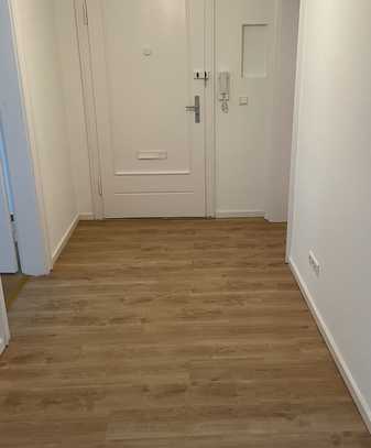 Modernisierte 3-Raum-Wohnung mit Balkon und Einbauküche in Hannover