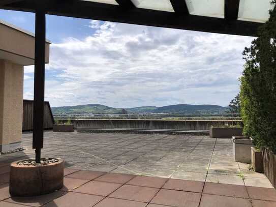 Außergewöhnlich konzipierte 3 1/2-Zimmer-Terrassenwohnung. Unverbaubare Aussicht. Provisionsfrei