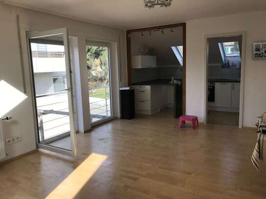 Helle 3-Zimmer-Dachgeschosswohnung mit Loggia und EBK in Tübingen