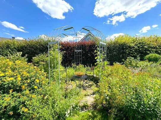 Gepflegtes Zuhause mit vielen Extras und bildschönem Garten.