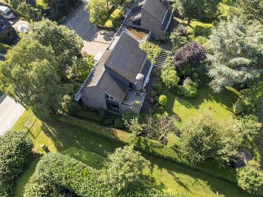 Einzigartiges Einfamilienhaus mit Blick ins Grüne, Garten und 2 Garagen im Kölner Speckgürtel