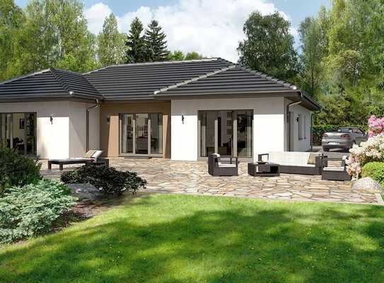 Großzügiger Wohnraum mit viel Tageslicht und Blick in den Garten - Der Lifetime Bungalow 9