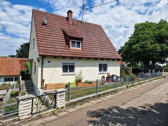 Älteres Einfamilienhaus mit 2 Bädern, Garten, Keller und Einzelgarage in ruhiger Lage von Scheyern!