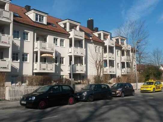 Geschmackvolle Erdgeschosswohnung mit 2 Zimmern sowie Terrasse & Garten mit EBK