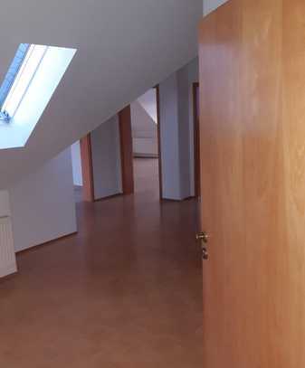 Attraktive 3-Zimmer-DG-Wohnung mit Einbauküche in Hanau