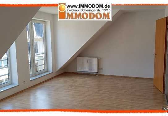 2-Zimmer-Dachwohnung im Herzen Zwickaus, schön groß und mit Personenaufzug erreichbar, zu vermieten!