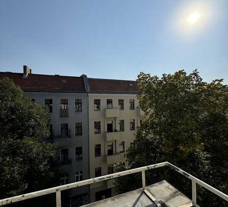 Ruhige Seitenstraße im Schillerkiez - Sonniger Altbau mit Balkon!