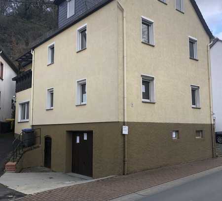 Landhaus in sehr gutem Zustand mit 5 Zimmer, 2 Bäder, Küche, Garage und Keller