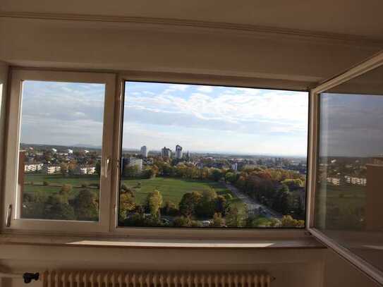 Tolle ETW mit Weitblick über Köln , 3 Zimmer , Loggia , Einbauküche .