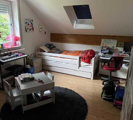 Nachmieter für freundliche 4-Zimmer-Dachgeschosswohnung mit Balkon und EBK in Grafrath Mauern