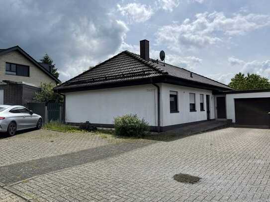 Freistehender Bungalow mit Souterrainnutzfläche und Garage