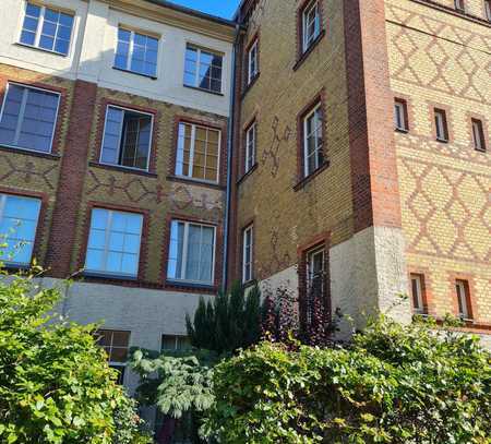 2 Zimmerwohnung mit Südgarten. Loft Charakter,. Anlage für Küche. Altbau direkt an der Spree.