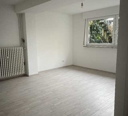 Top Single-Wohnung in Lörick: Renovierte 1,5 Zimmer im Souterrain.