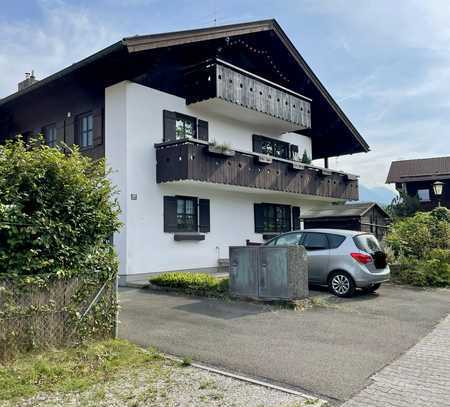 Bergblick! Traumhafte 2-Zimmer-Dachgeschosswohnung mit Balkon und Einbauküche in Ohlstadt