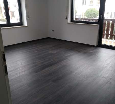 Schöne, sanierte 3 Zimmer Wohnung mit Balkon, Einbauküche und Garage