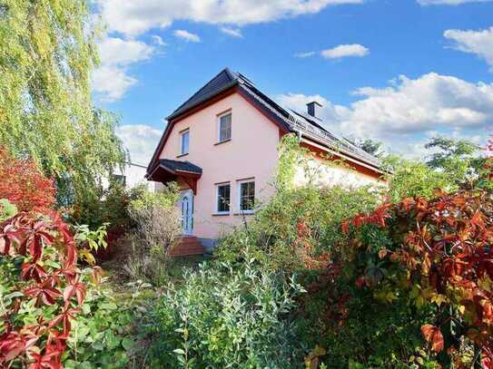 Familiäres Wohnvergnügen: Bezugsfreies 5-Zi-EFH mit großem Garten, Sauna und unverbauter Aussicht