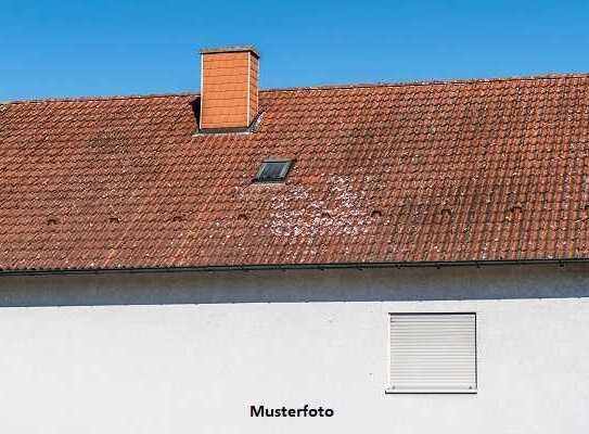 Abbruchreifes Einfamilienhaus mit Garage