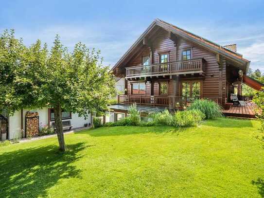 Leben im Einklang mit der Natur. Nachhaltiges Blockhaus mit Einliegerwohnung.