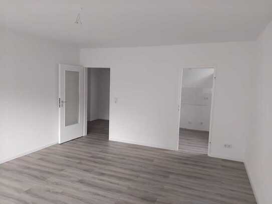 Sanierte 3-Zimmer-Wohnung mit Balkon + Garage mitten in Wuppertal Elberfeld (AB SOFORT!)