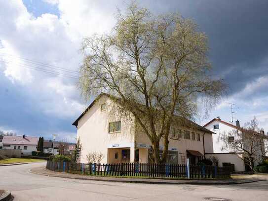 Zwei- bis Dreifamilienhaus mit Gewerbeeinheit in Dischingen