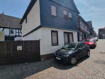 *Sanierungsbedürftiges Zweifamilienhaus in direkter Mainlage!*