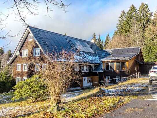 Historisches Schwarzwaldhaus im Grünen