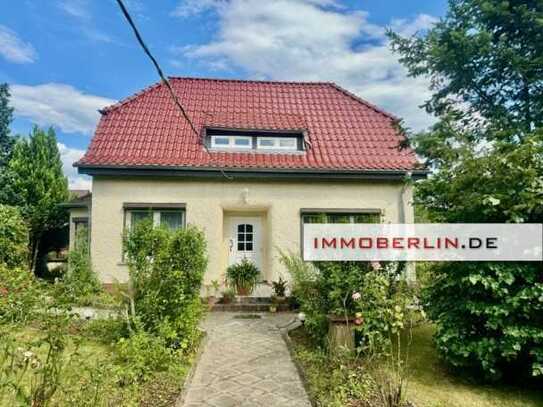 IMMOBERLIN.DE - Wohlfühllage! Kleines Landhaus mit großer Gartenidylle