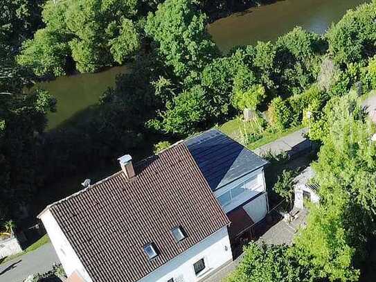 Freistehendes Haus mit Wintergarten und Garage, auch als Zweifamilienhaus nutzbar.