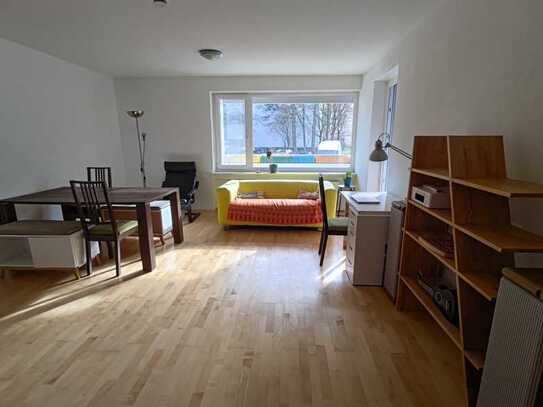 Stilvolle, sanierte 3-Raum-Hochparterre-Wohnung mit Balkon und Einbauküche in Unterhaching