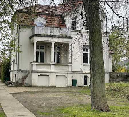 Büroeinheit in einer Villa mit Wasserzugang und DG -Wohnung