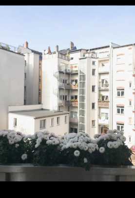 Schicke Wohnung, franz. Balkon, EBK, Fußbodenheizung, Aufzug im Zentrum