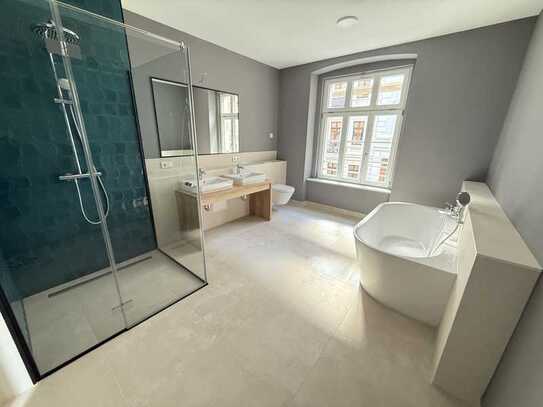 ERSTBEZUG! Hochwertige 4-Raumwohnung im 1. Obergeschoss, mit 2 Bädern, großem Balkon & Stellplatz!