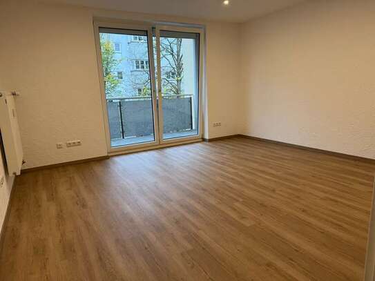 Neu renovierte 2 Zimmer Wohnung mit Balkon und EBK in Frankfurt Bornheim