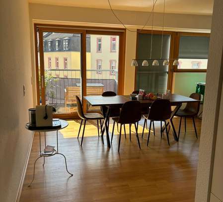 Geschmackvolle, neuwertige 2-Zimmer-Wohnung mit lux. Innenausstattung mit Balkon und EBK