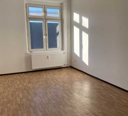 Preiswerte, vollständig renovierte 2-Zimmer-Wohnung mit Balkon und Einbauküche in Duisburg