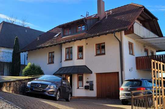 Gepflegte 3-Zi-Wohnung möbliert mit 2 Balkonen, kleinem Garten und Einbauküche in Breisach a. Rhein