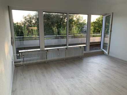 Vollständig renovierte 3-Raum-Wohnung mit Balkon und Einbauküche in Lindern
