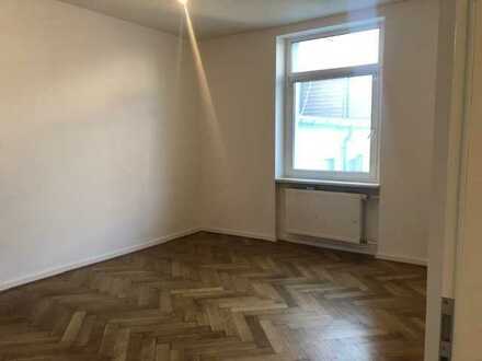 Sanierte Altbauwohnung in herrschaftlichem Altbau mit großem Wohn-Essbereich!