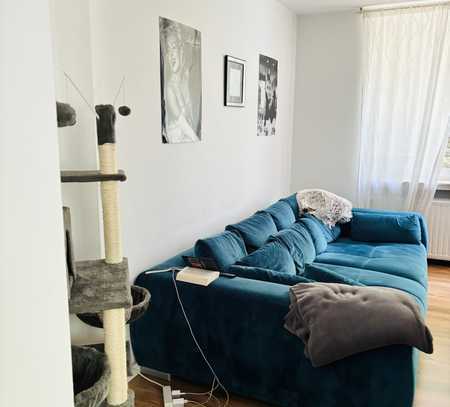 WG-Wohnung WG-Zimmer große 4-Zimmer-Wohnung (1000€ KM)