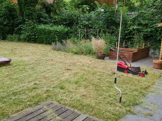 Geschmackvolle Maisonette-Wohnung mit Balkon, Einbauküche und großem Garten in Gerresheim