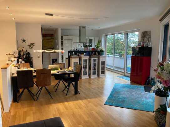 Ansprechende und hochwertige Maisonette Wohnung mit großer Terrasse und Doppelgarage, Top Lage !