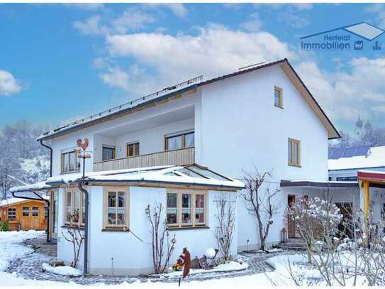 Außerordentlich gepflegtes Zweifamilienhaus mit Burgblick für gehobene Ansprüche