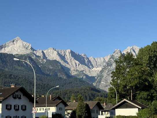 großzügige 3 Zi.-Whg im EG mit gr. Gartenanteil, sonn. SO-/SW-Terrasse, tollem Blick!