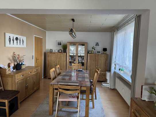Schöne 5-Zimmerwohnung mit Wintergarten Terrasse und großer Garage