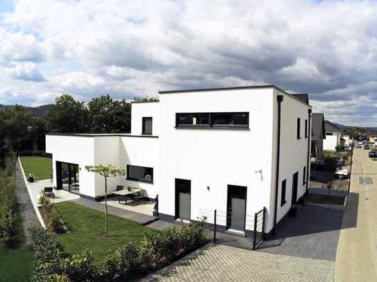 Modernes Architektenhaus mit luxuriöser Ausstattung, großzügigen Terrassen und naturnaher Lage