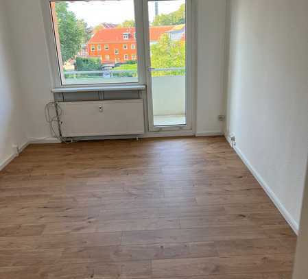 frisch sanierte 2 Zimmer Wohnung mit EBK und Balkon