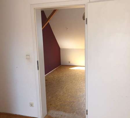 Freundliche und vollständig renovierte 4-Zimmer-Dachgeschosswohnung in Wuppertal