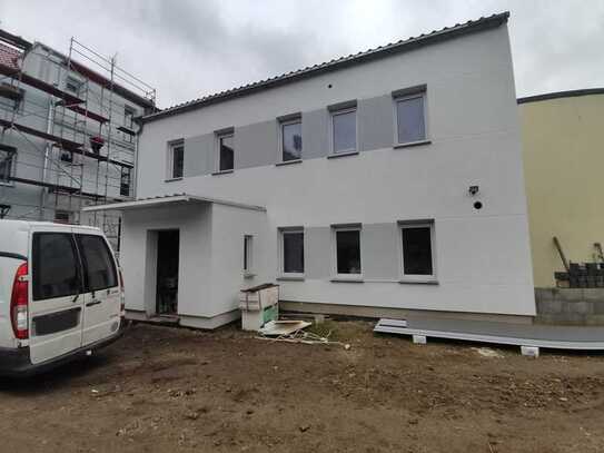 Wohnen wie im Einfamilienhaus mit Terrasse und Carport