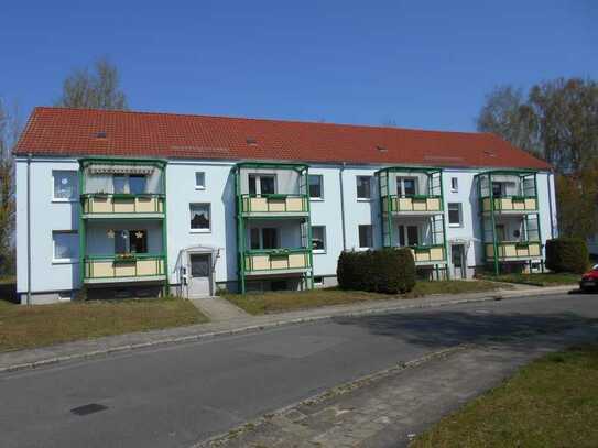 Hochparterre, gepflegtes und begrüntes Wohngebiet, Balkon und Hausmeisterdienst