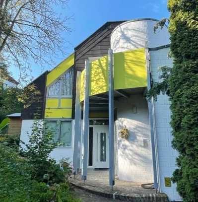 Exklusive, vollst. renovierte 3-Zimmer-Dachgeschosswohnung mit geh. Innenausstattung mit Balkon